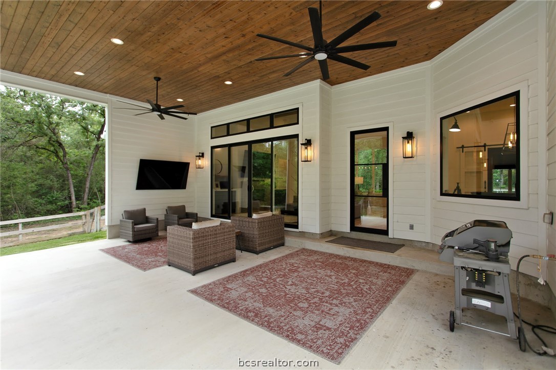 1629 Sawmill Road Franklin, TX 77856 - Photo 34 of 47 a living room with furniture and a flat screen tv