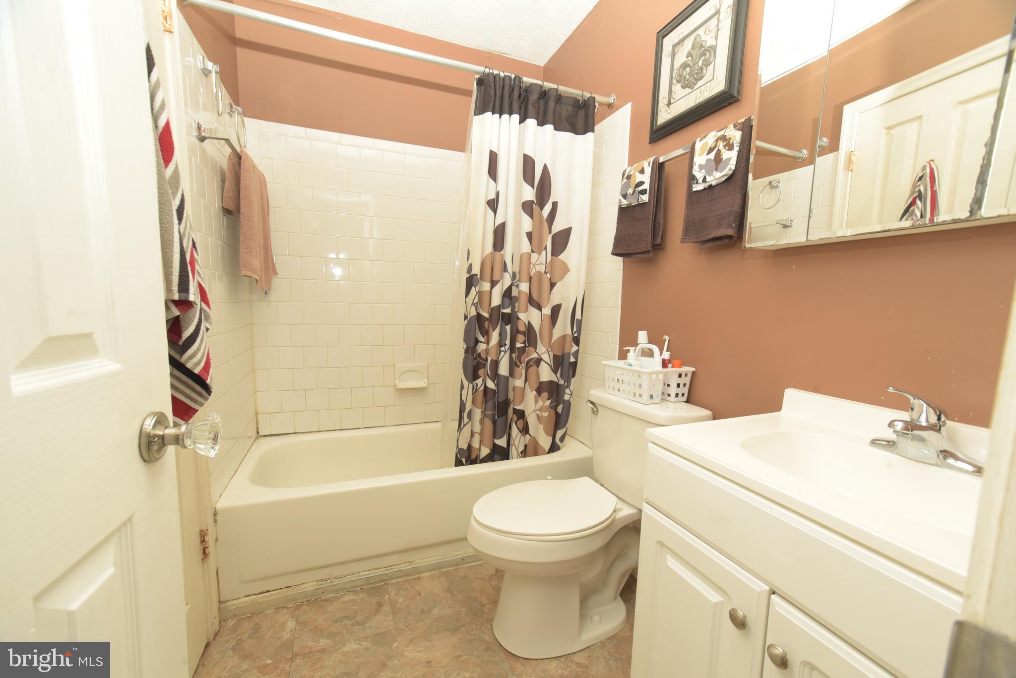 3914 Hunt Harbor Road Baltimore, MD 21220 - Photo 14 of 34 En Suite/Hall Bathroom