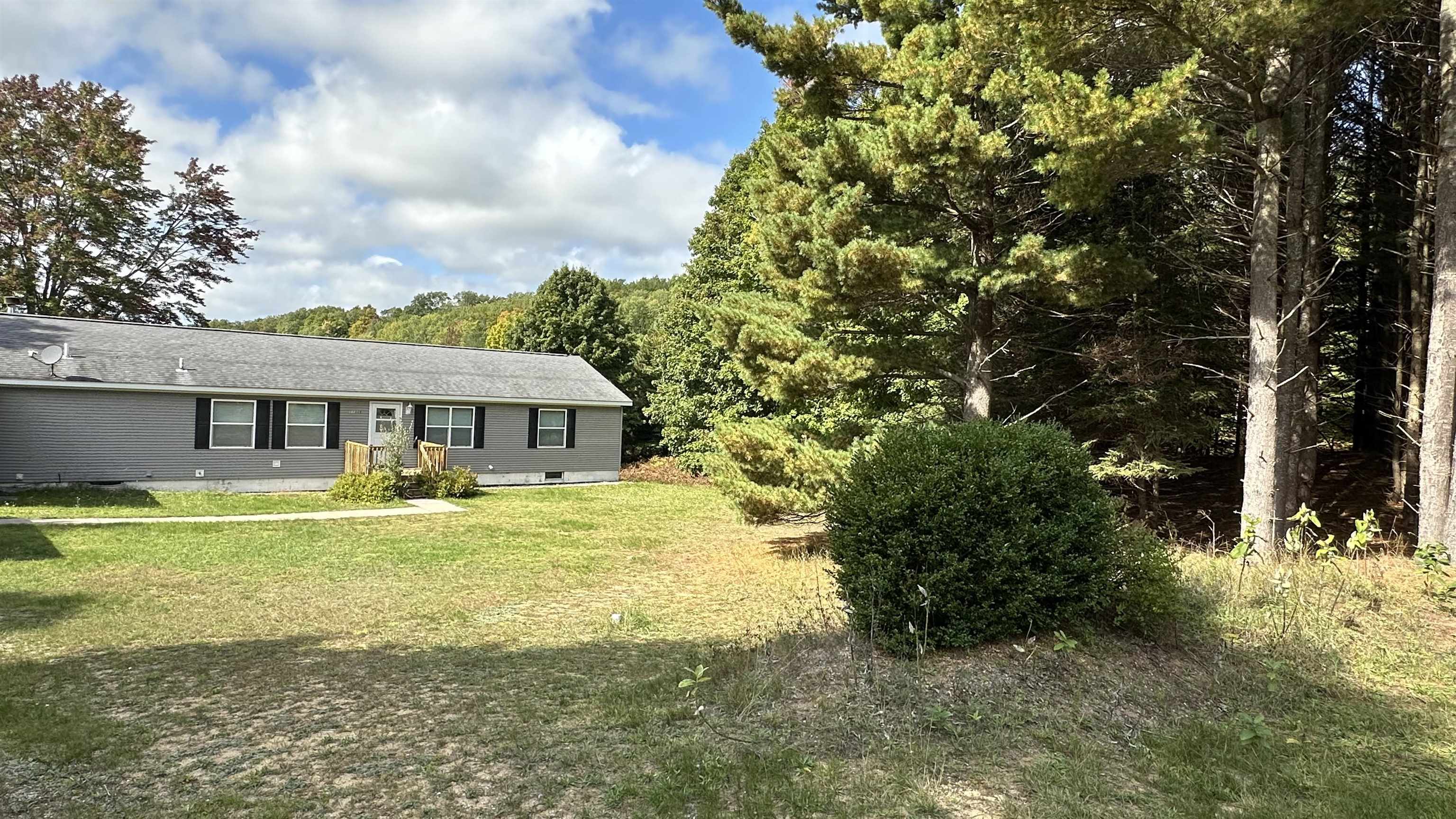 11348 South Bright Road Maple City, MI 49664 - Photo 3 of 6 Gallery Image 3