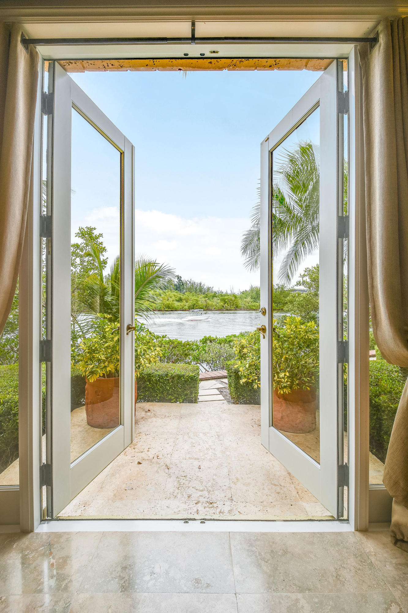403 Old Jupiter Beach Road Jupiter, FL 33477 - Photo 17 of 27 403OldJupiterRoad(41)