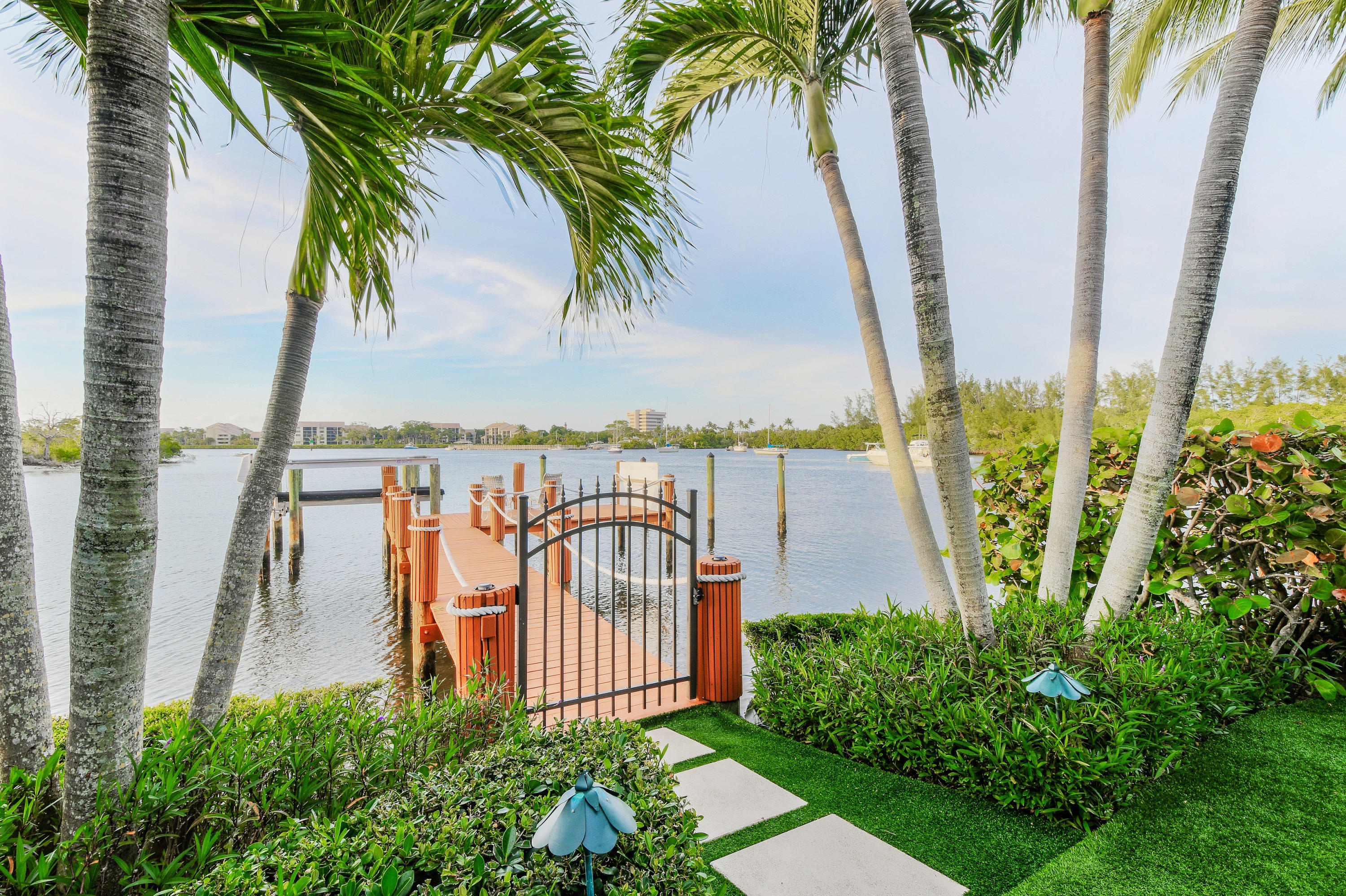 403 Old Jupiter Beach Road Jupiter, FL 33477 - Photo 5 of 27 403OldJupiterRoad(100)