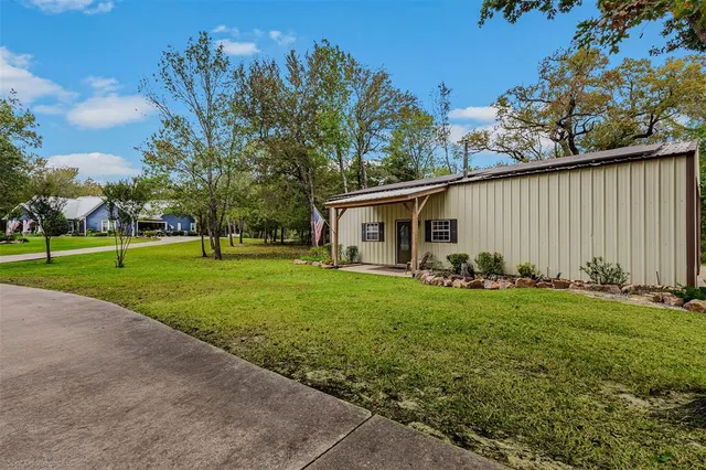 a view of a house with backyard and garden