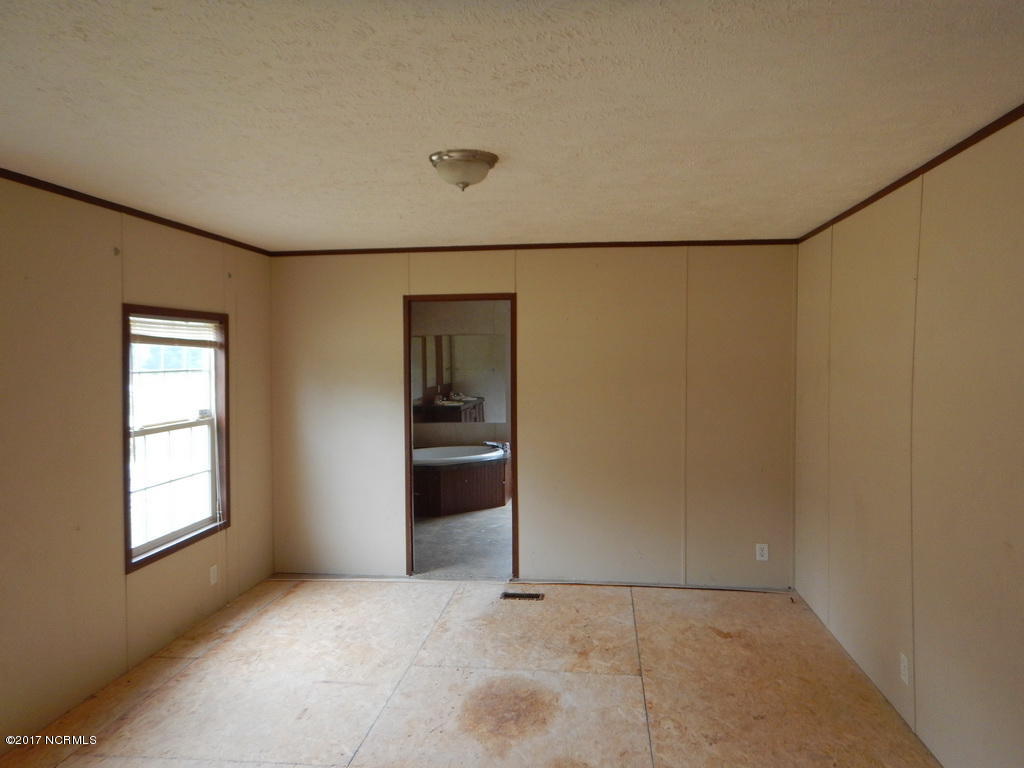 366 Burncoat Road Kinston, NC 28504 - Photo 15 of 19 88 MASTER BEDROOM