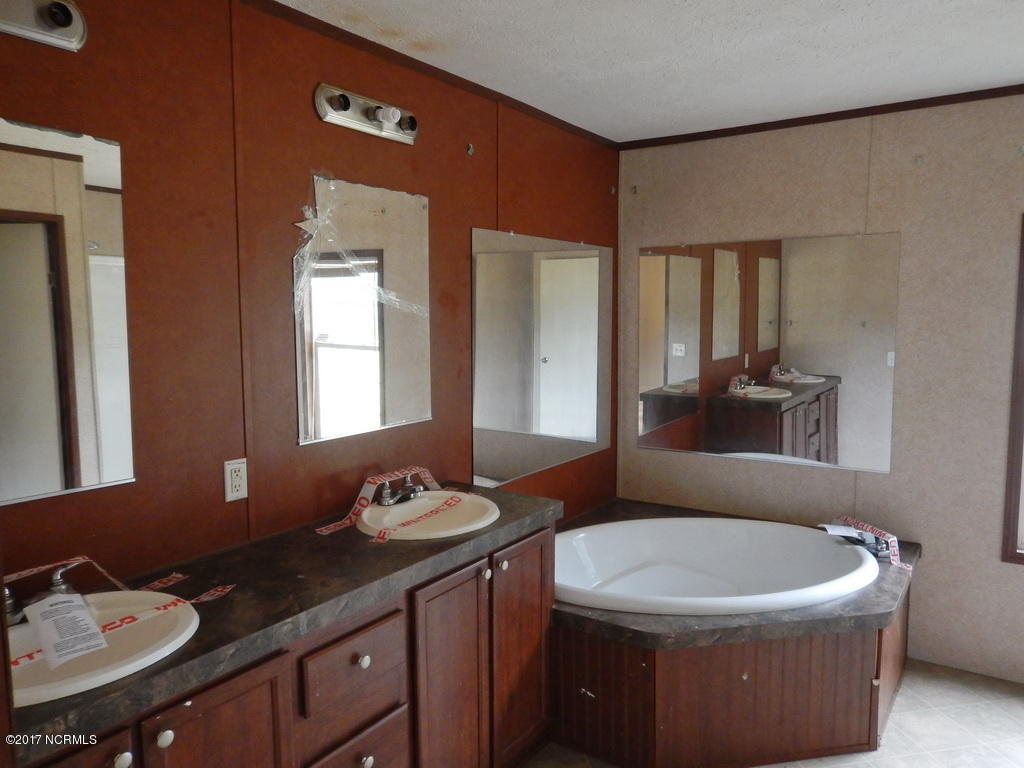366 Burncoat Road Kinston, NC 28504 - Photo 16 of 19 98 MASTER BATH