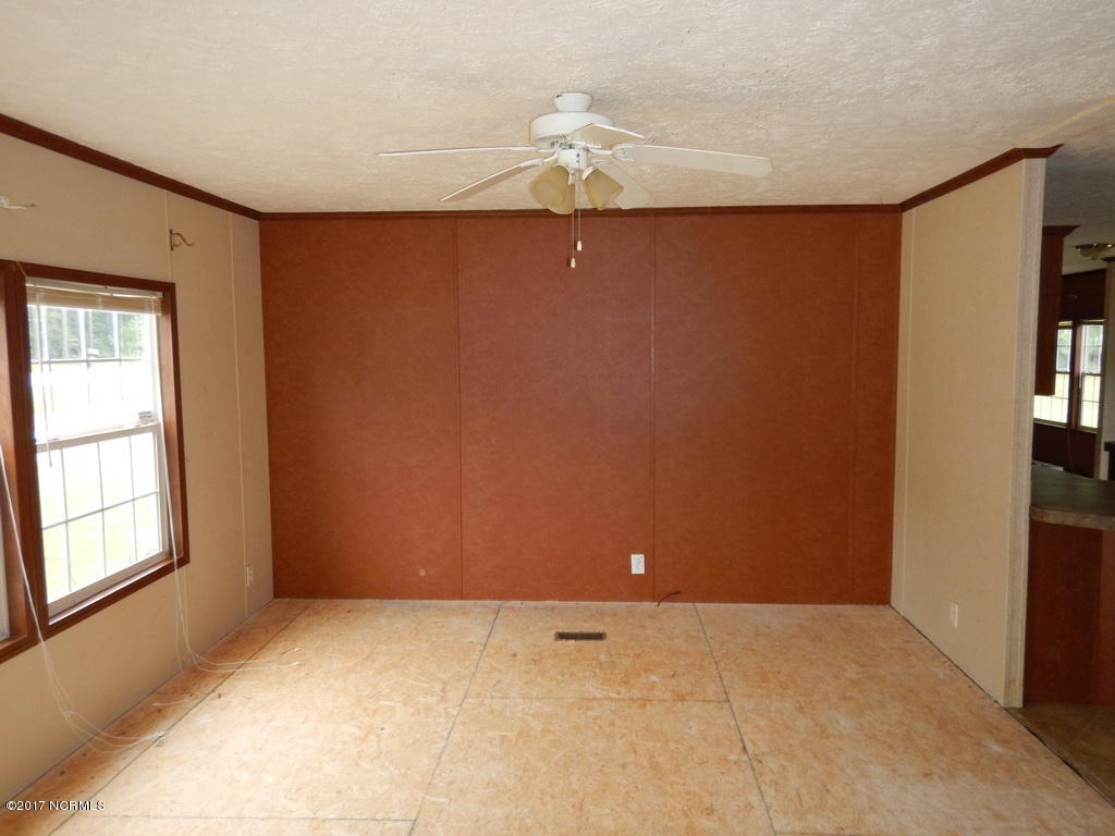366 Burncoat Road Kinston, NC 28504 - Photo 4 of 19 37 LIVING ROOM