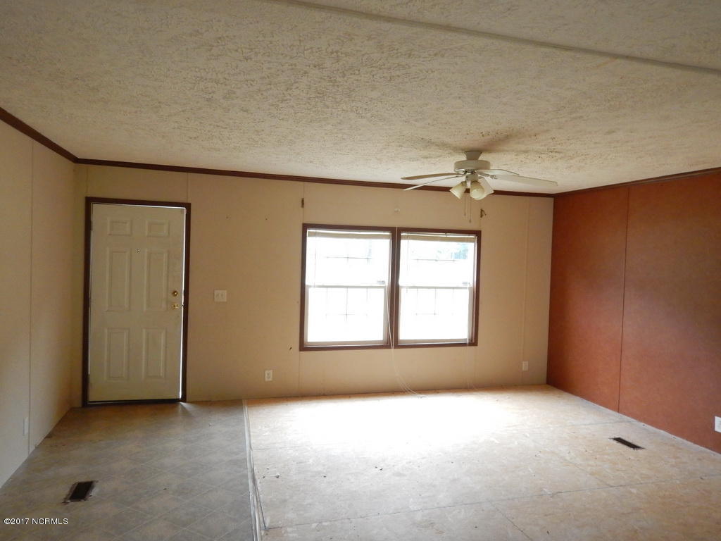 366 Burncoat Road Kinston, NC 28504 - Photo 5 of 19 39 LIVING ROOM