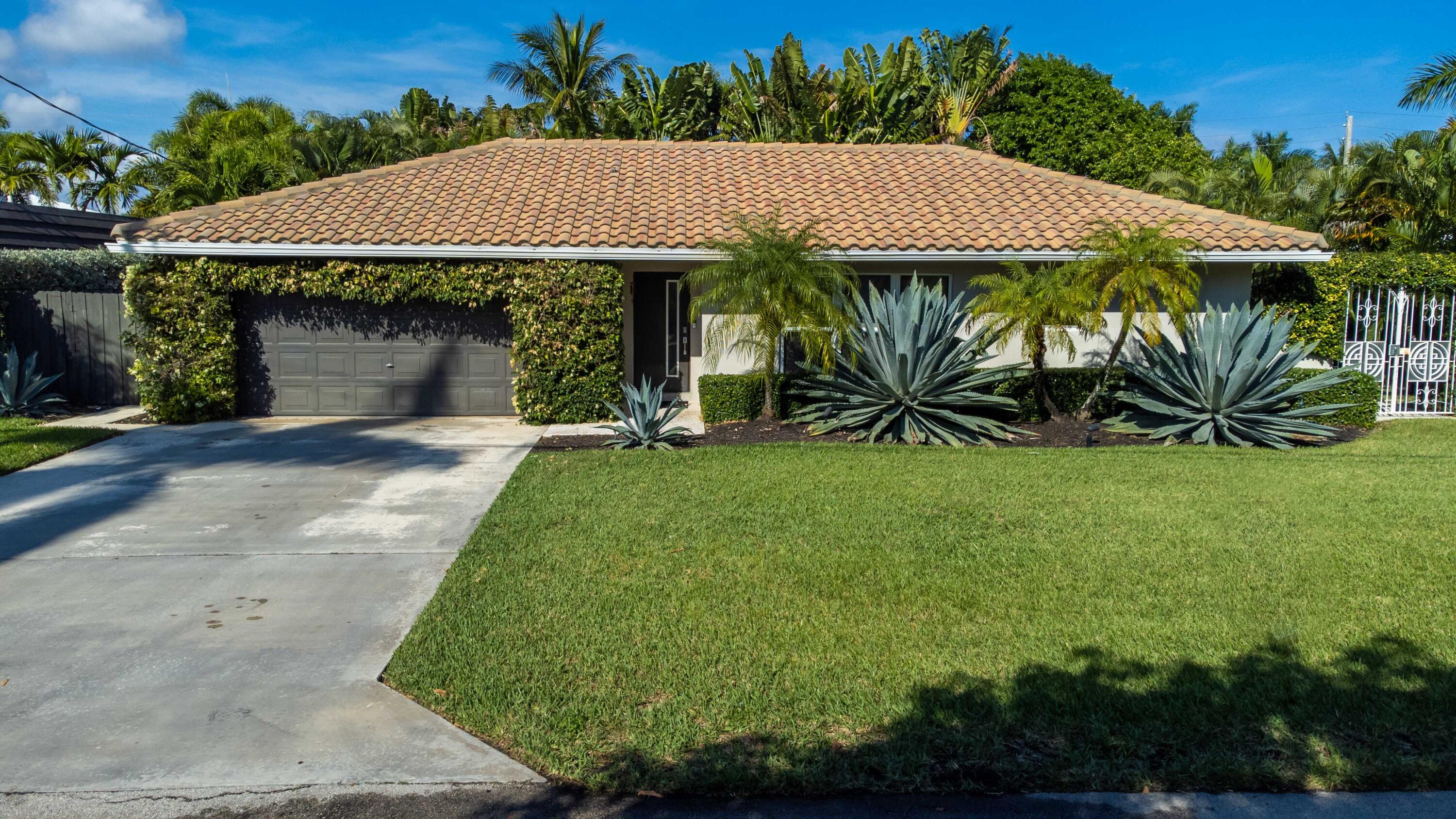 855 Berkley Street Boca Raton, FL 33487 - Photo 5 of 31 a front view of a house with garden