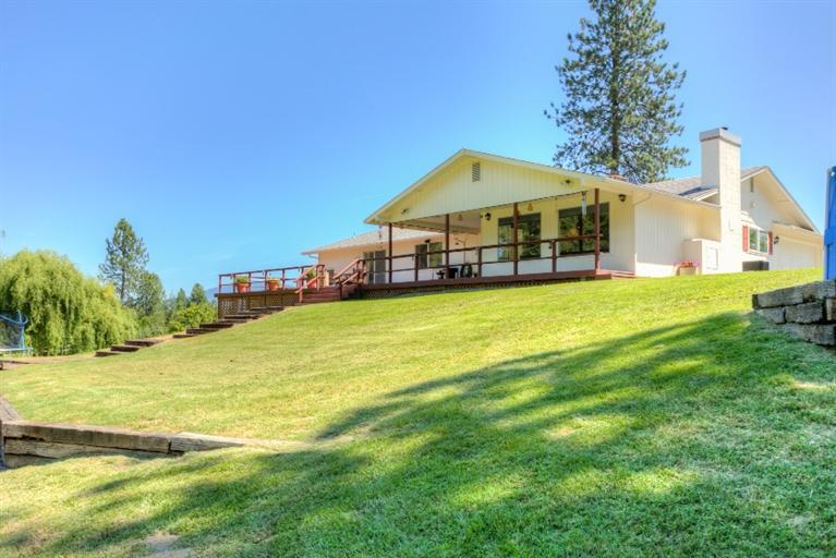 1600 Rounds Avenue Grants Pass, OR 97527 - Photo 11 of 35 a view of a house with a yard and sitting area