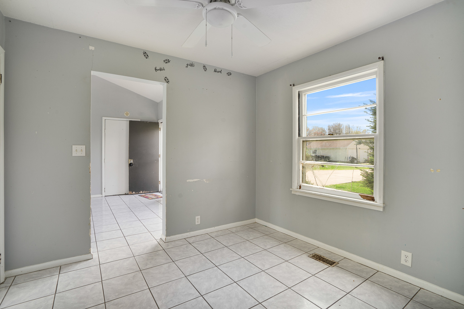 2697 River Road Kankakee, IL 60901 - Photo 11 of 60 a view of an empty room with a window