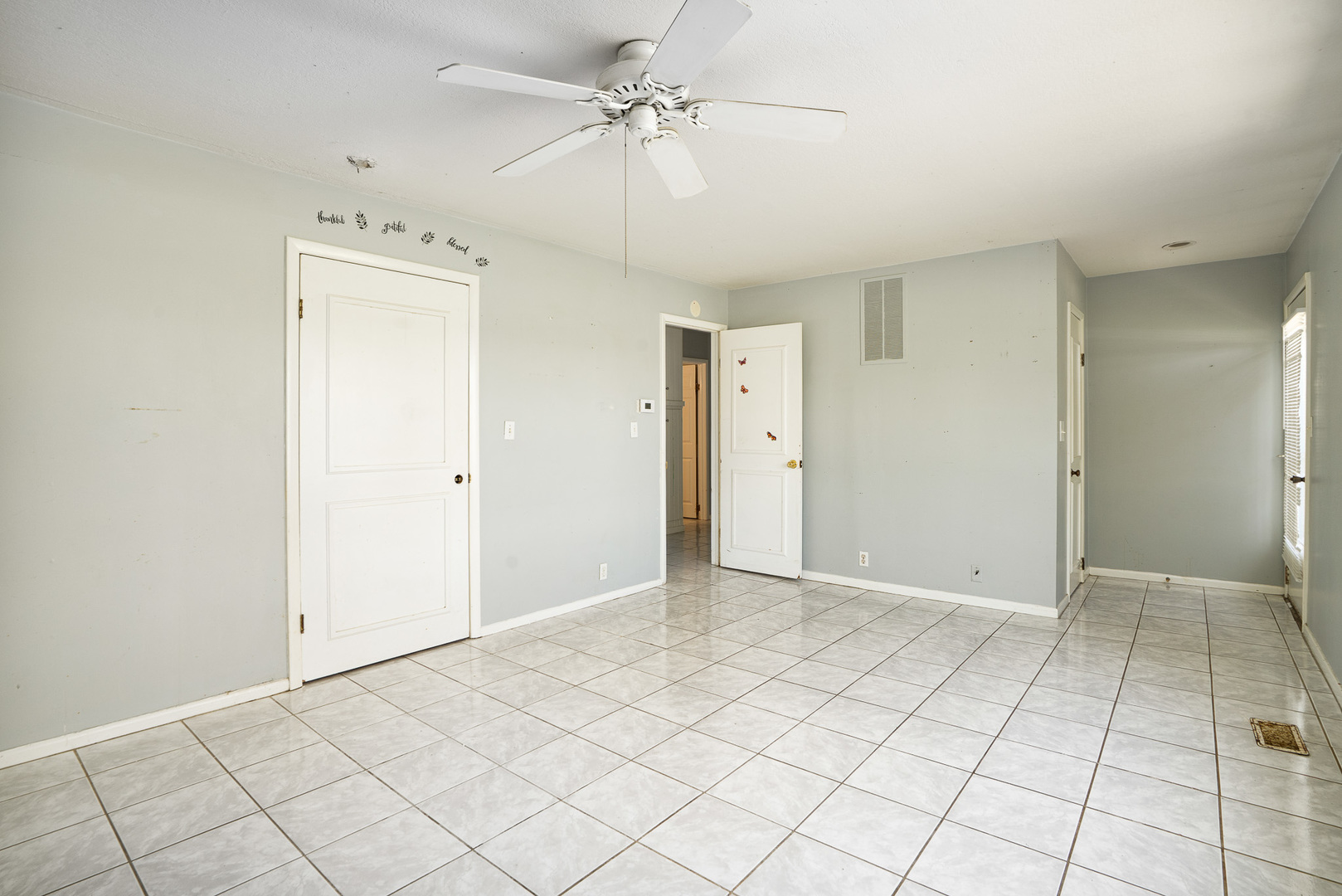 2697 River Road Kankakee, IL 60901 - Photo 14 of 60 an empty room with fan and windows