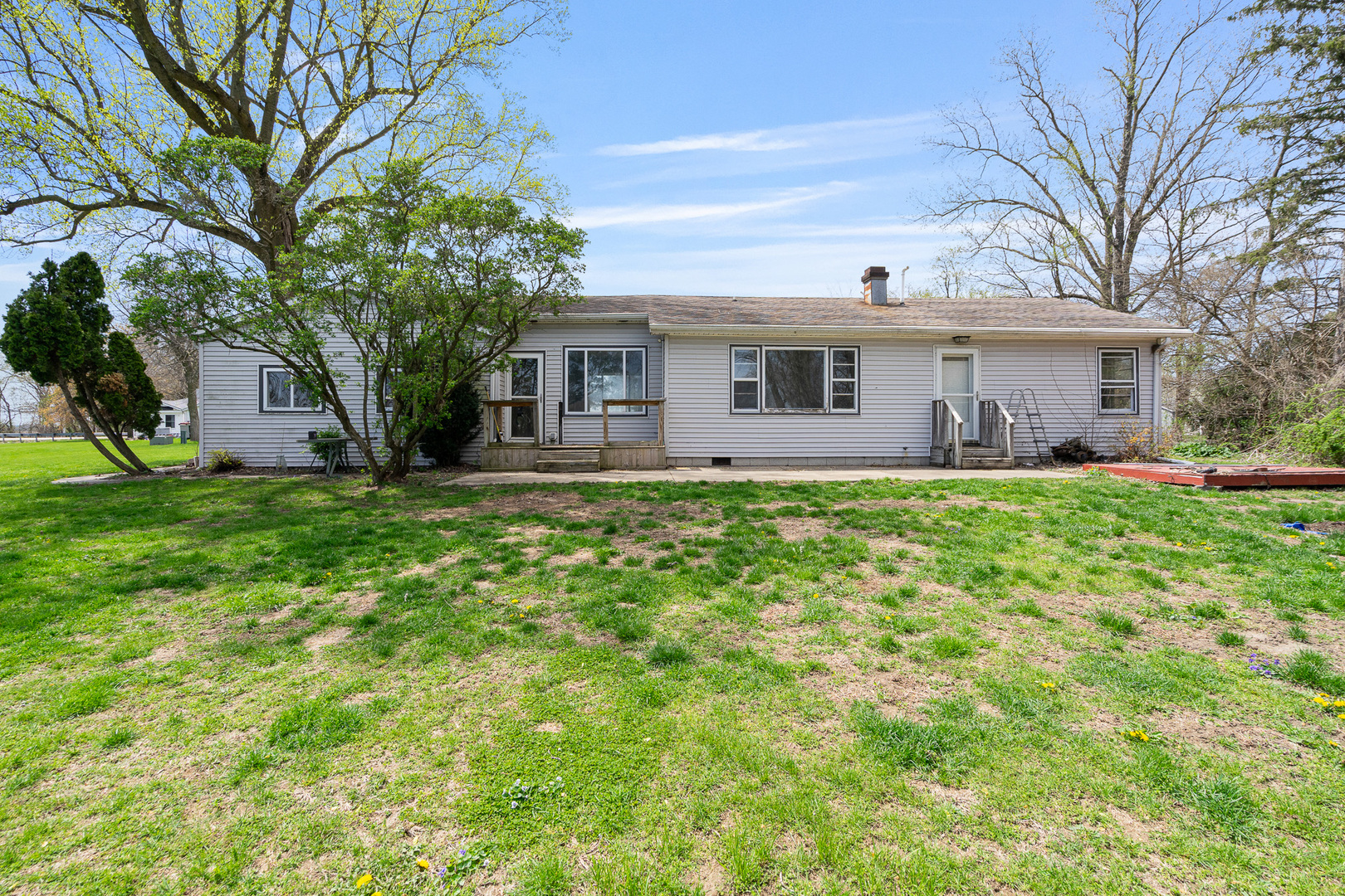 2697 River Road Kankakee, IL 60901 - Photo 24 of 60 a house view with a sitting space and garden