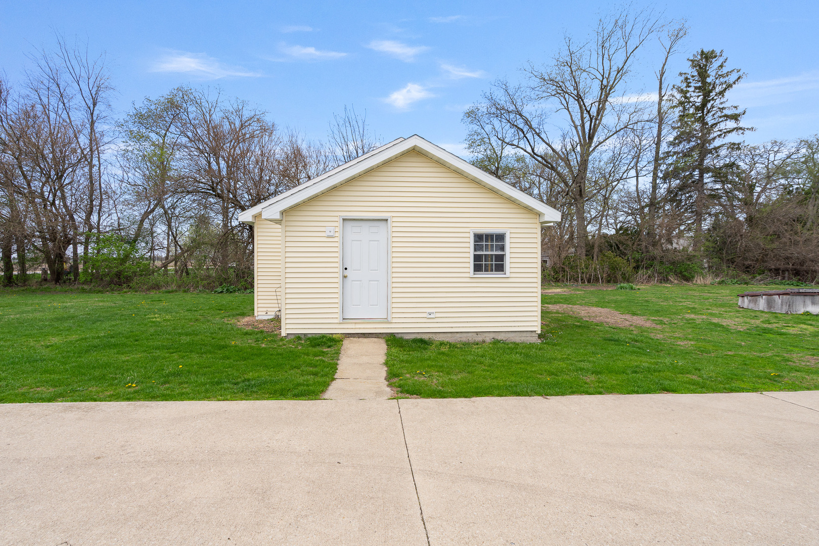 2697 River Road Kankakee, IL 60901 - Photo 32 of 60 a backyard of a house with plants and trees