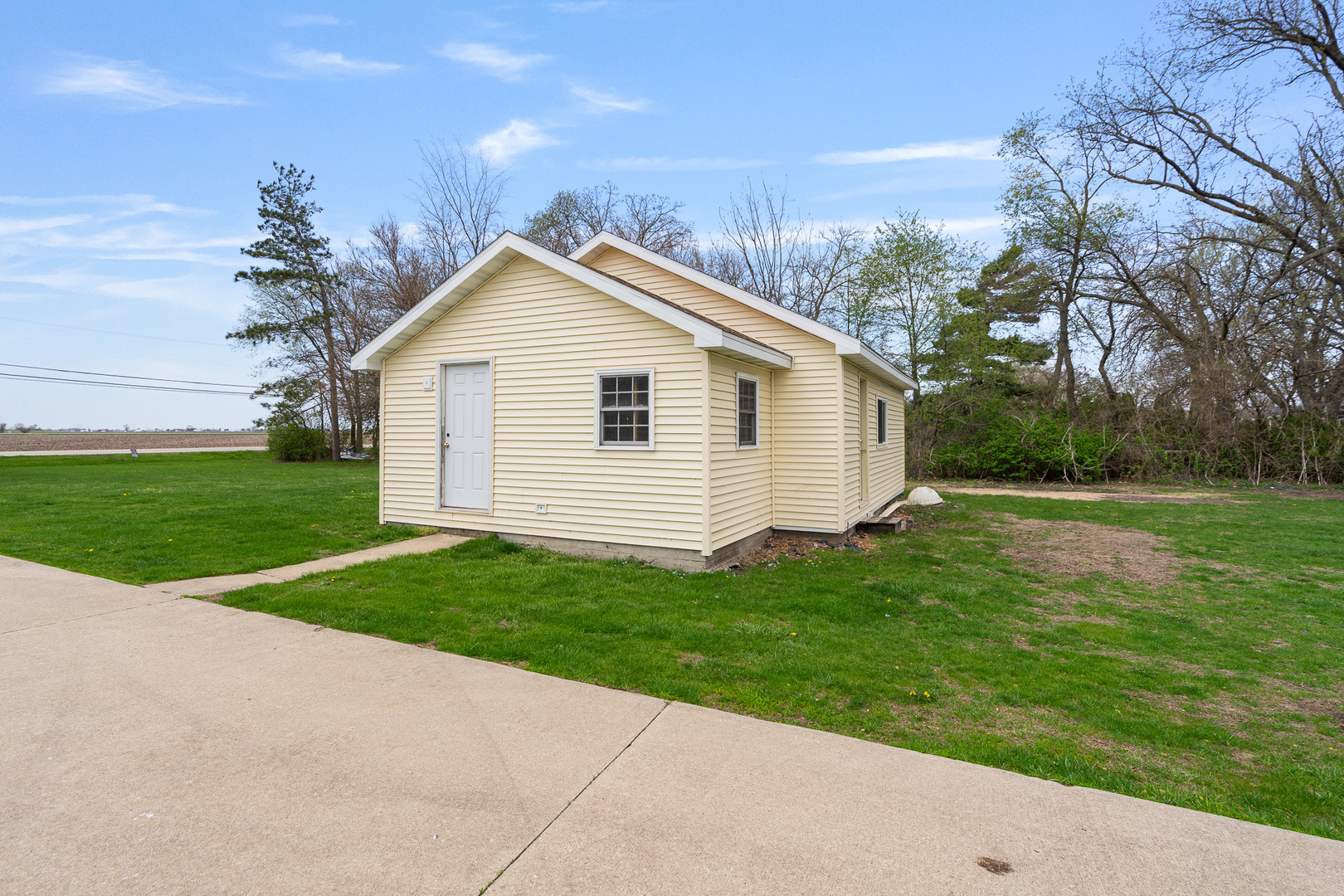 2697 River Road Kankakee, IL 60901 - Photo 34 of 60 a view of a backyard with a garden