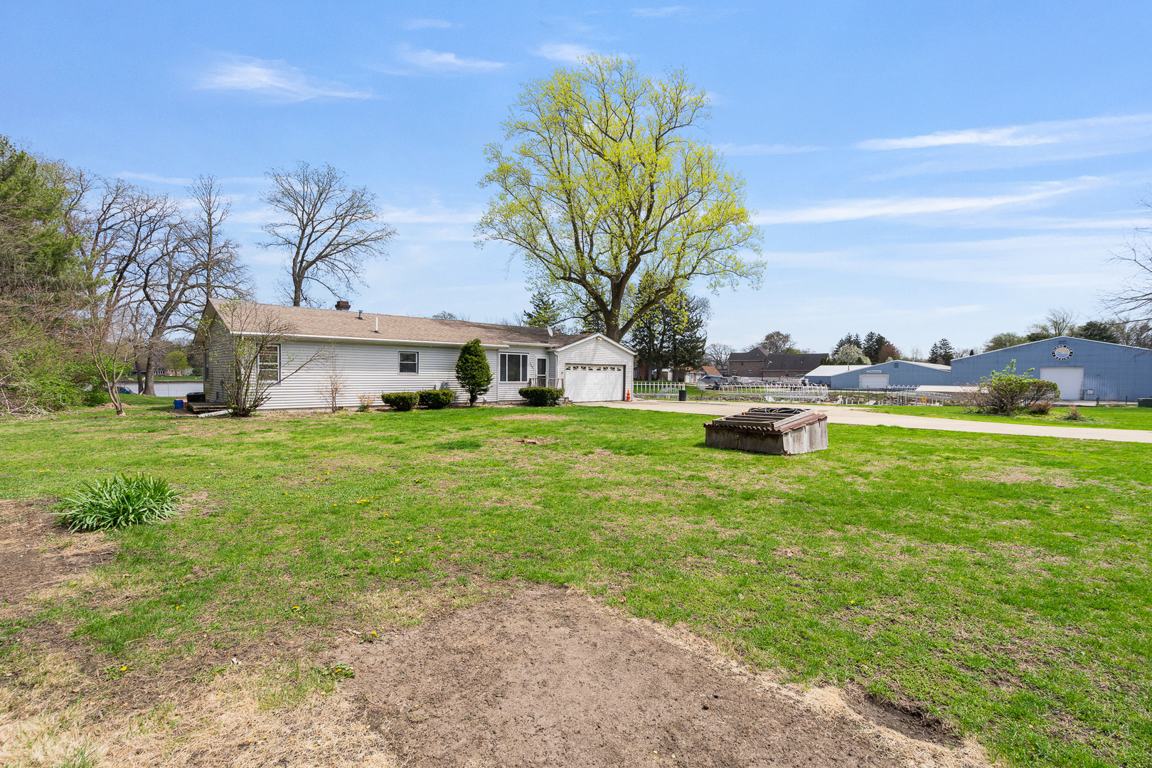 2697 River Road Kankakee, IL 60901 - Photo 38 of 60 a front view of a house with garden