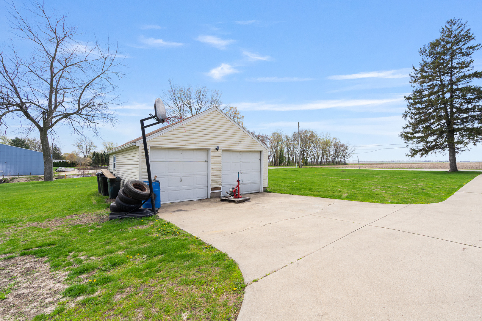 2697 River Road Kankakee, IL 60901 - Photo 39 of 60 a view of a house with backyard and garden