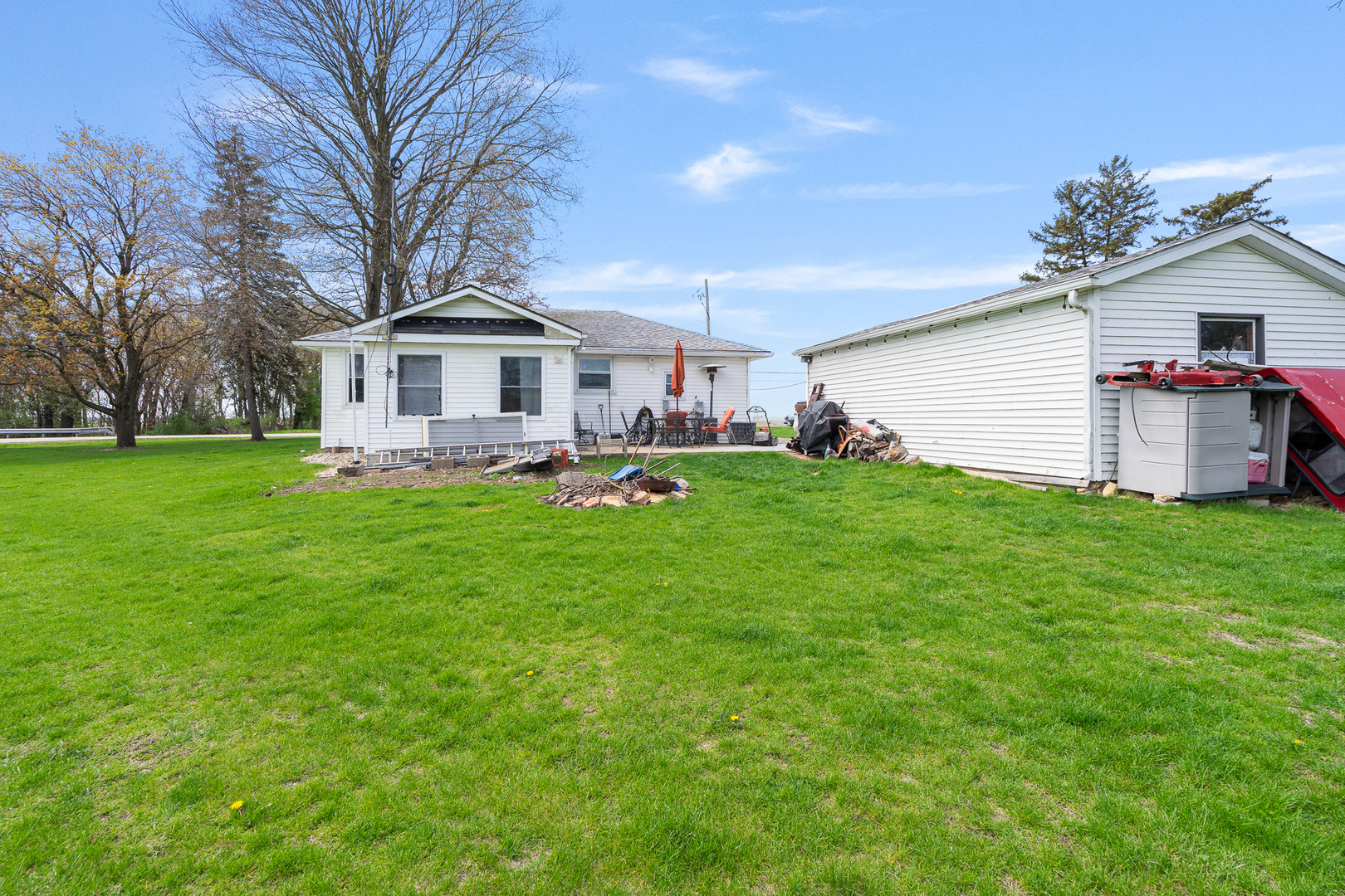 2697 River Road Kankakee, IL 60901 - Photo 47 of 60 a front view of house with yard and green space