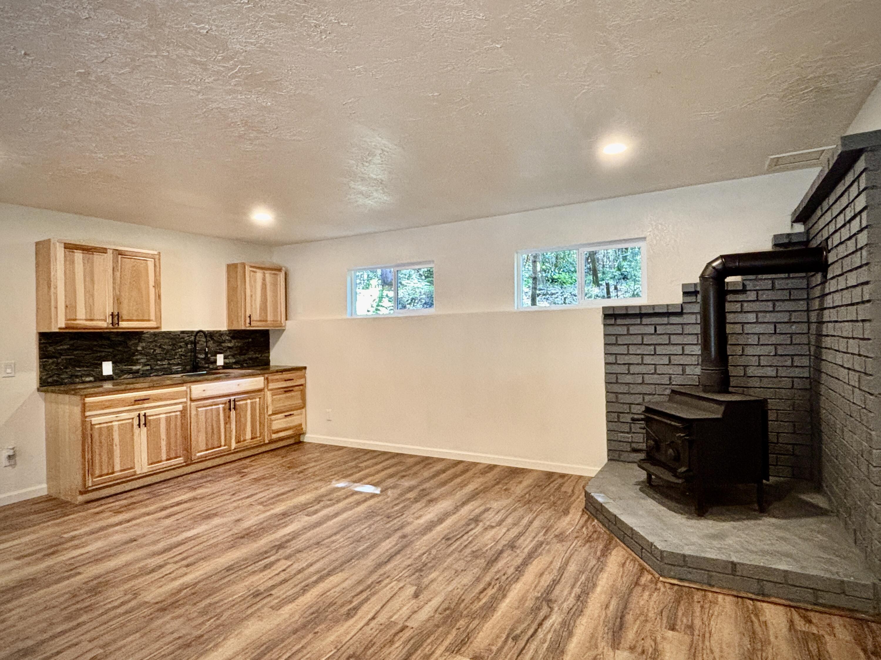 5125 Hugo Road Grants Pass, OR 97526 - Photo 25 of 42 Gallery Image 25