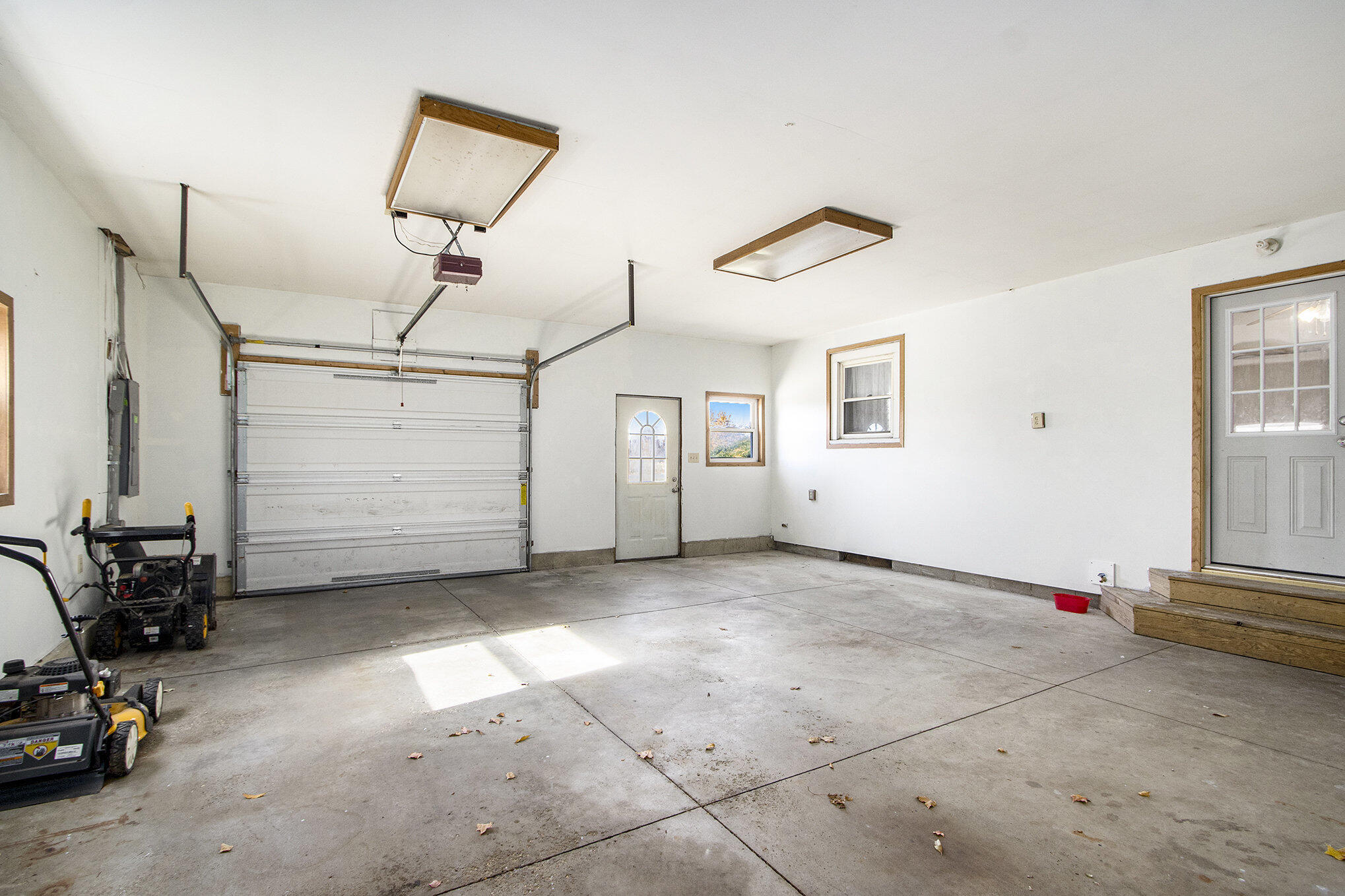 13976 20 Mile Road Marshall, MI 49068 - Photo 5 of 26 Front Garage Section