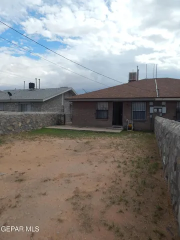 a view of a house with a dry yard