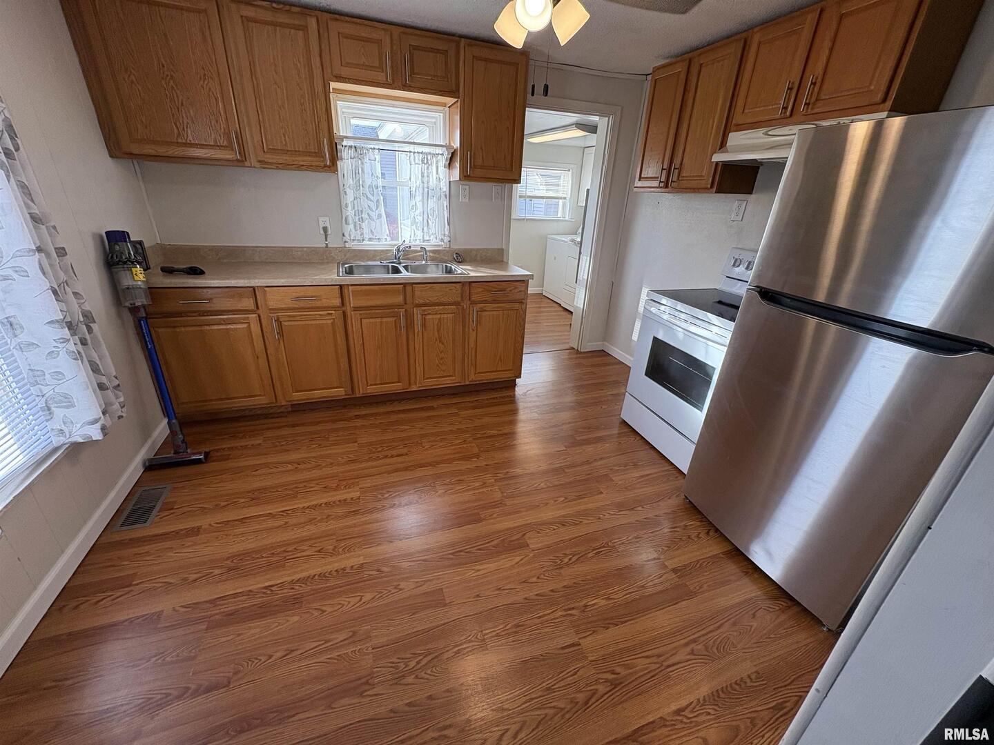 403 Wortby Street Odin, IL 62870 - Photo 6 of 11