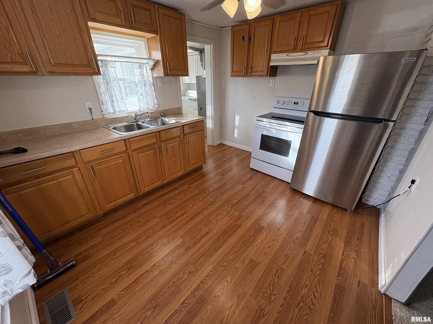 403 Wortby Street Odin, IL 62870 - Photo 7 of 11