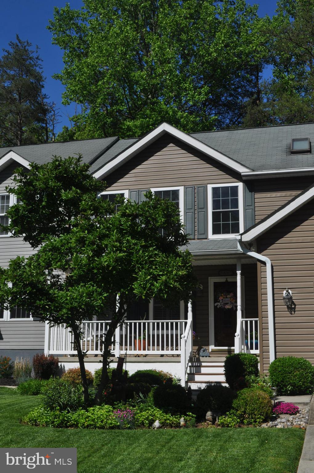 2581 Hidden Cove Road Annapolis, MD 21401 - Photo 4 of 24 Relax and unwind in your front porch swing