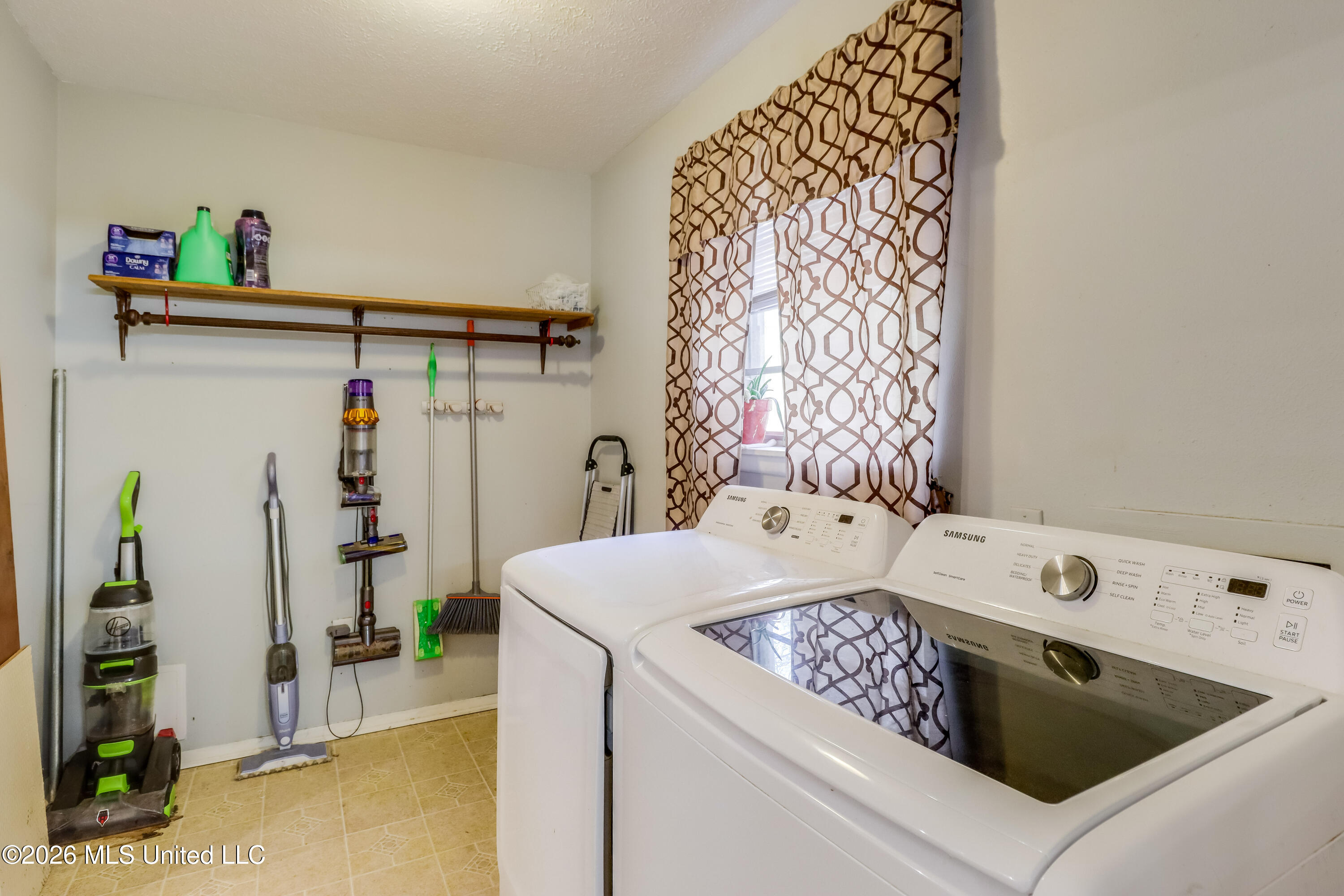 2168 Alice Drive Biloxi, MS 39531 - Photo 8 of 19 Kitchen Continued/ Laundry
