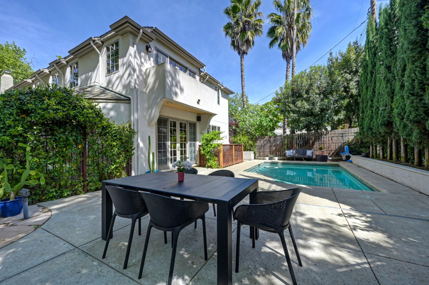 3501 Cutter Way Sacramento, CA 95818 - Photo 74 of 89 a view of a table and chairs in patio of the house
