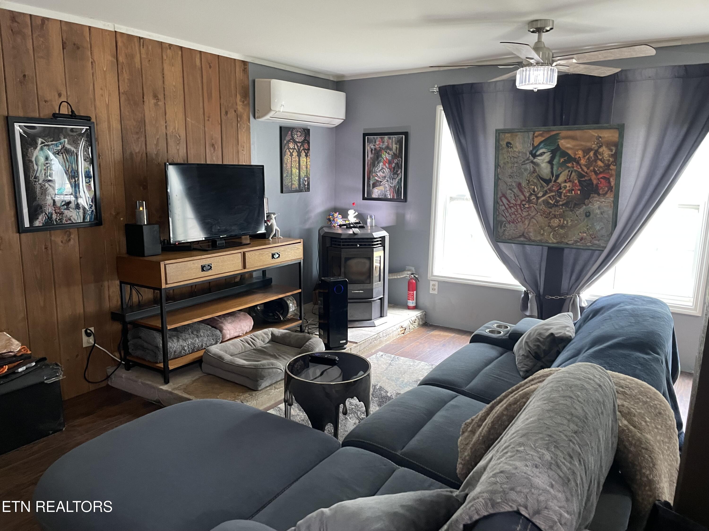 192 Massingale Road Tellico Plains, TN 37385 - Photo 13 of 36 Family room
