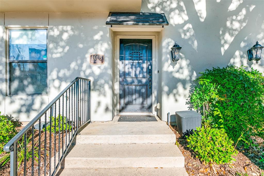 1016 Liberty Street, Unit 2 Dallas, TX 75204 - Photo 21 of 24 a view of a entrance of building