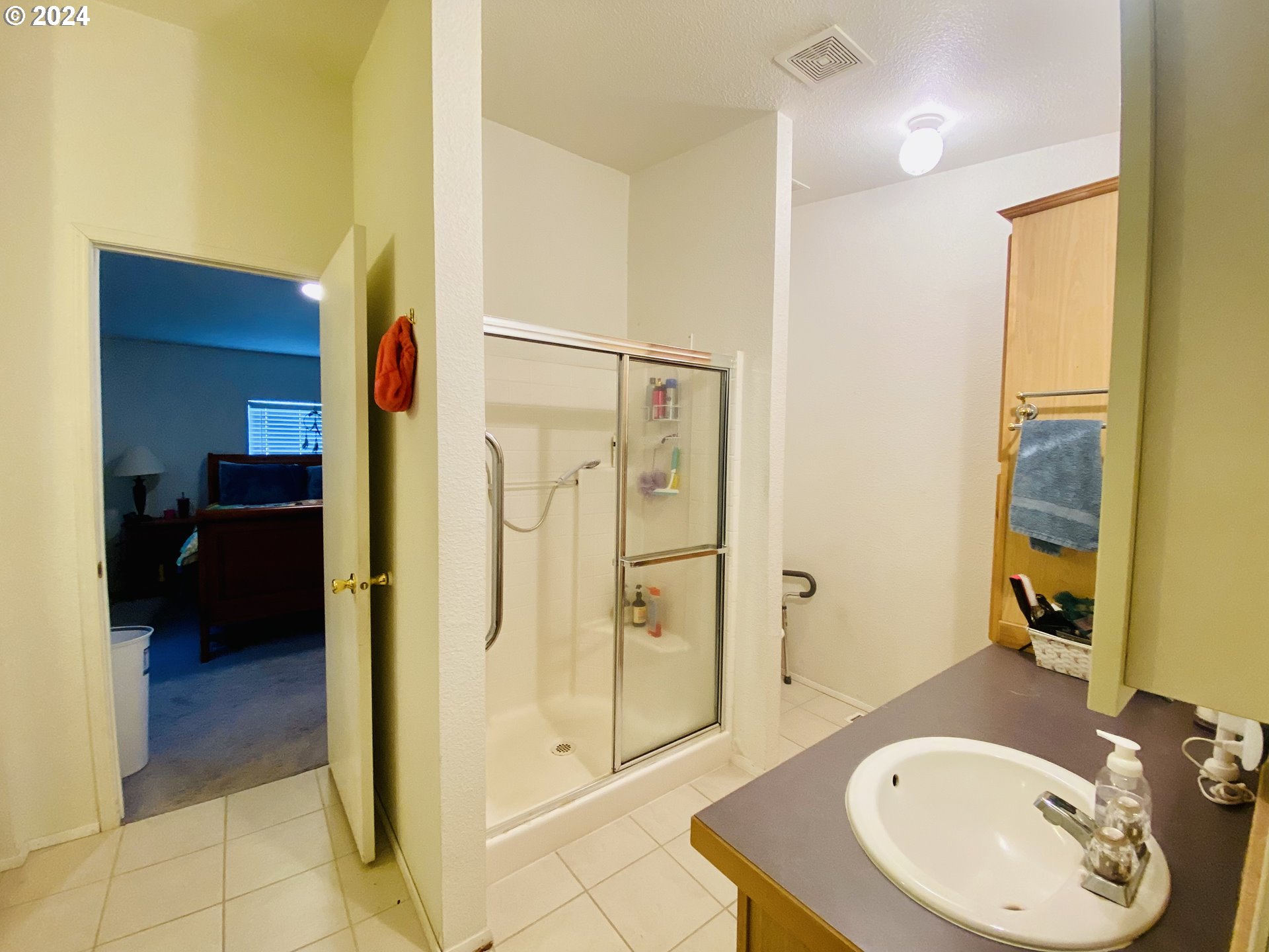 657 54th Street Springfield, OR 97478 - Photo 17 of 28 a bathroom with a sink a shower and a mirror
