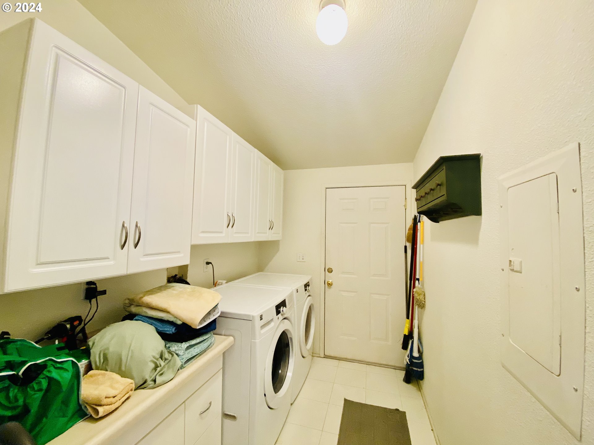 657 54th Street Springfield, OR 97478 - Photo 24 of 28 a utility room with dryer and washer