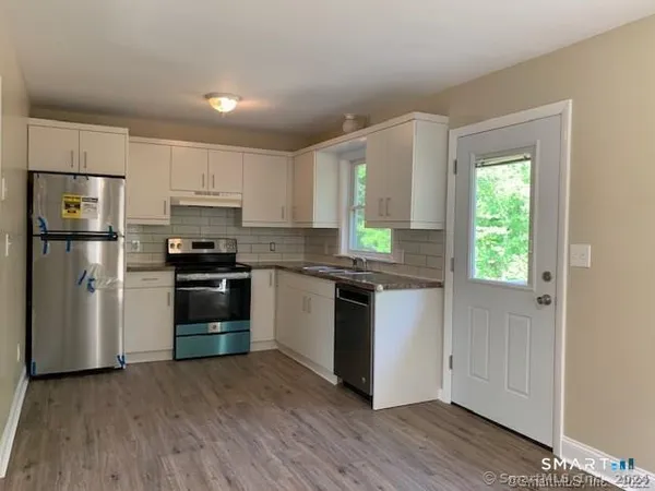 $2,550 | 15 Krakow Street, Unit B, Derby, CT 06418