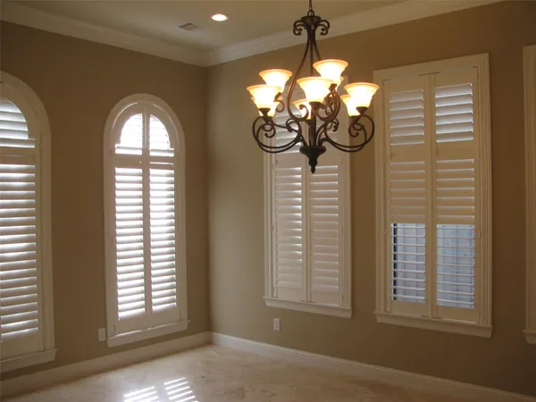 a view of a livingroom with windows