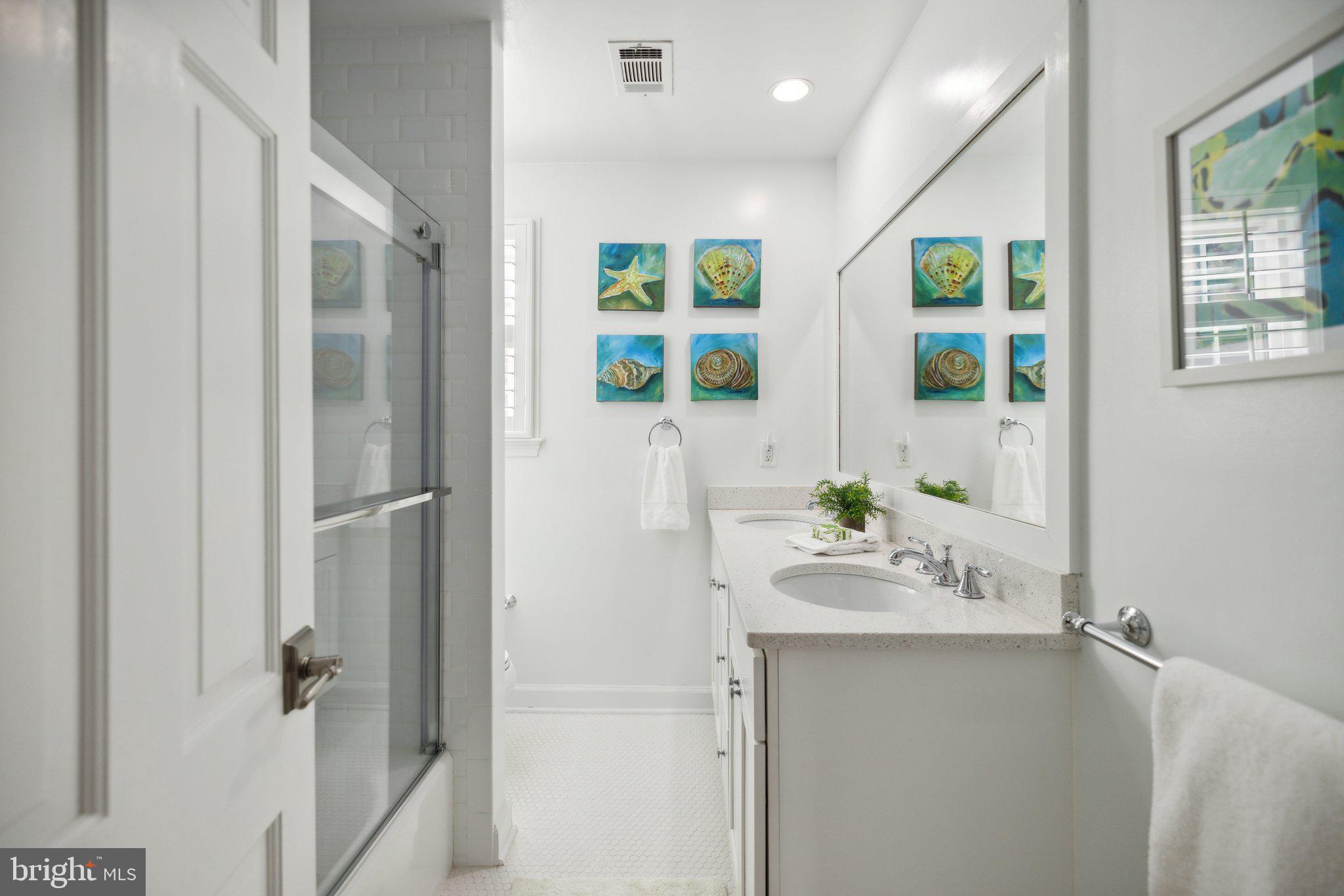 7701 Hackamore Drive Potomac, MD 20854 - Photo 20 of 28 Hall Bathroom