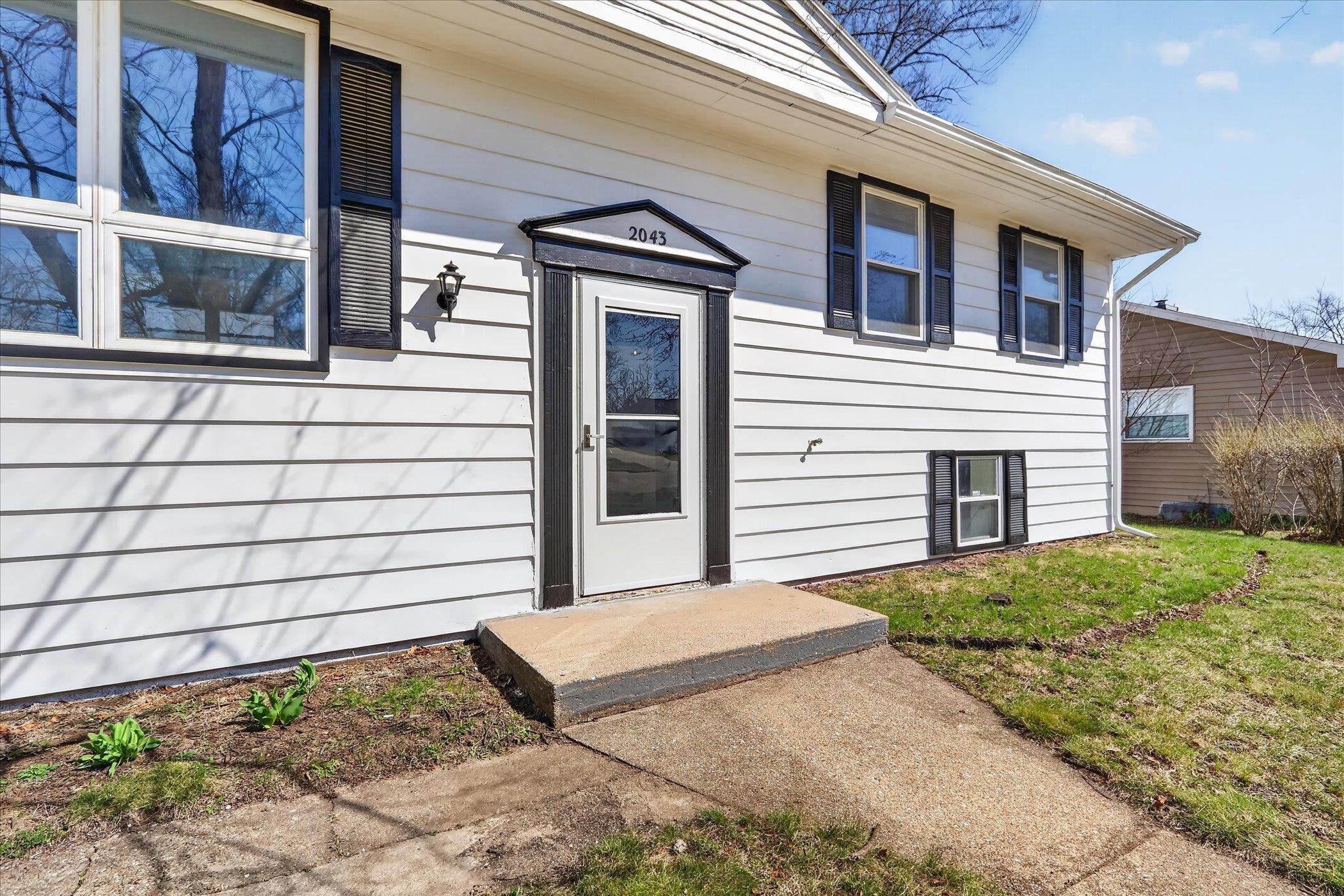 2043 Linway Drive Beloit, WI 53511 - Photo 4 of 59