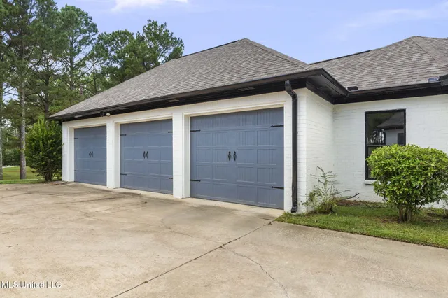 $889,900 | 131 Lakeshire Parkway, Canton, MS 39046