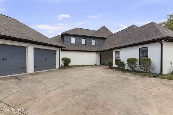 $849,900 | 131 Lakeshire Parkway, Canton, MS 39046