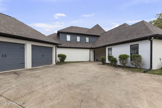 $889,900 | 131 Lakeshire Parkway, Canton, MS 39046