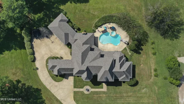 $849,900 | 131 Lakeshire Parkway, Canton, MS 39046