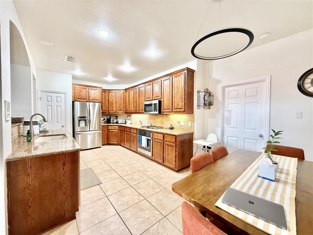 2754 Ridge View Road Frisco, TX 75034 - Photo 9 of 34 a large kitchen with stainless steel appliances kitchen island granite countertop a large counter top cabinets and stainless steel appliances
