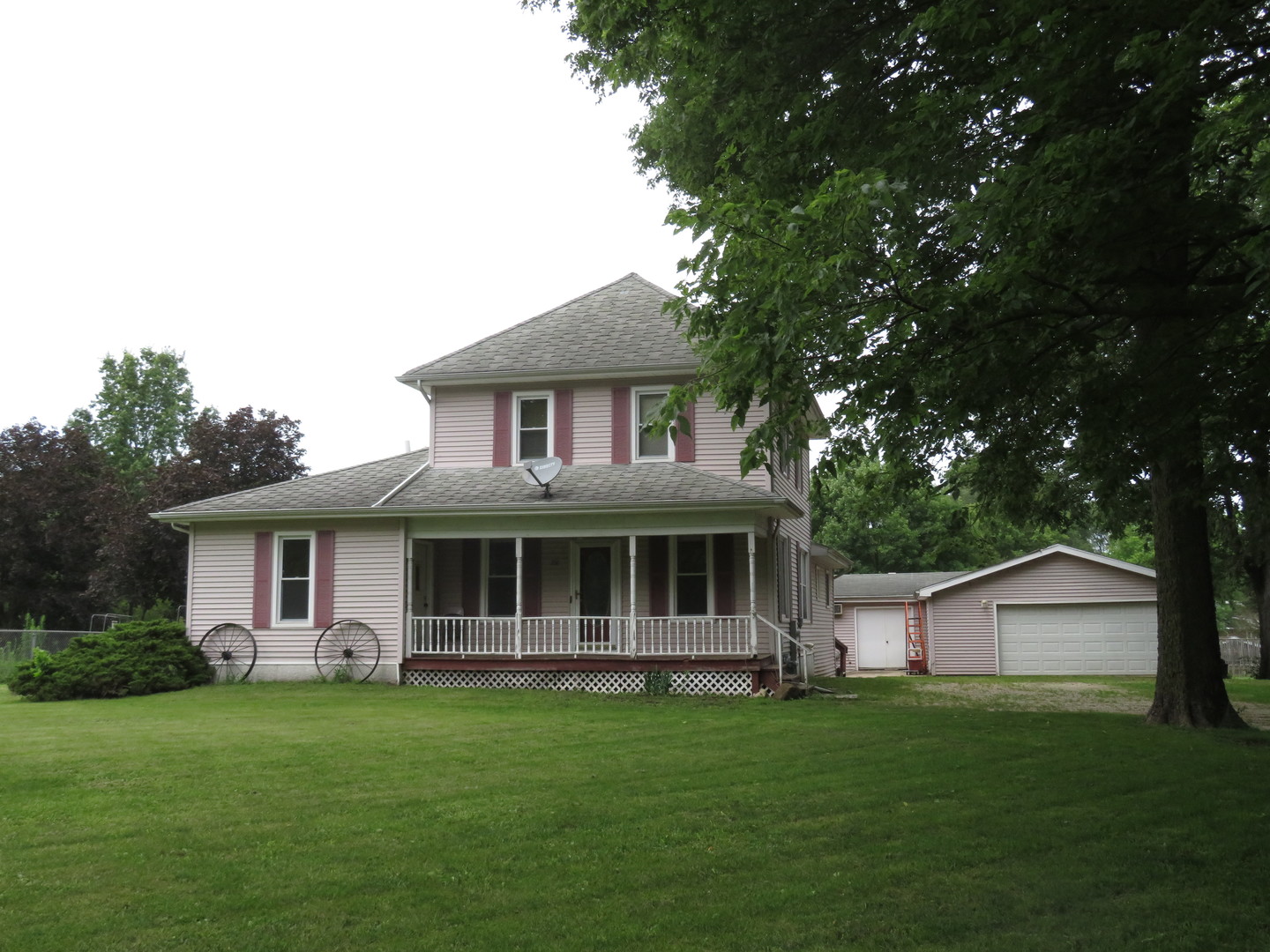 260 West Southmor Road Morris, IL 60450 - Photo 1 of 35 a front view of a house with a garden