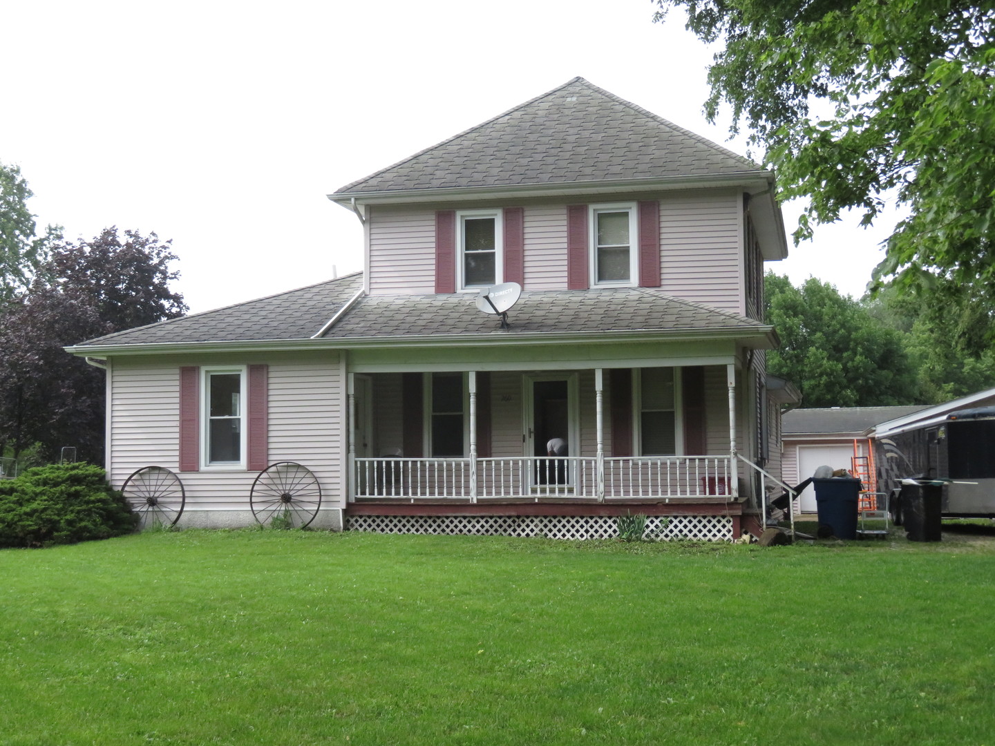 260 West Southmor Road Morris, IL 60450 - Photo 2 of 35 a front view of a house with a garden