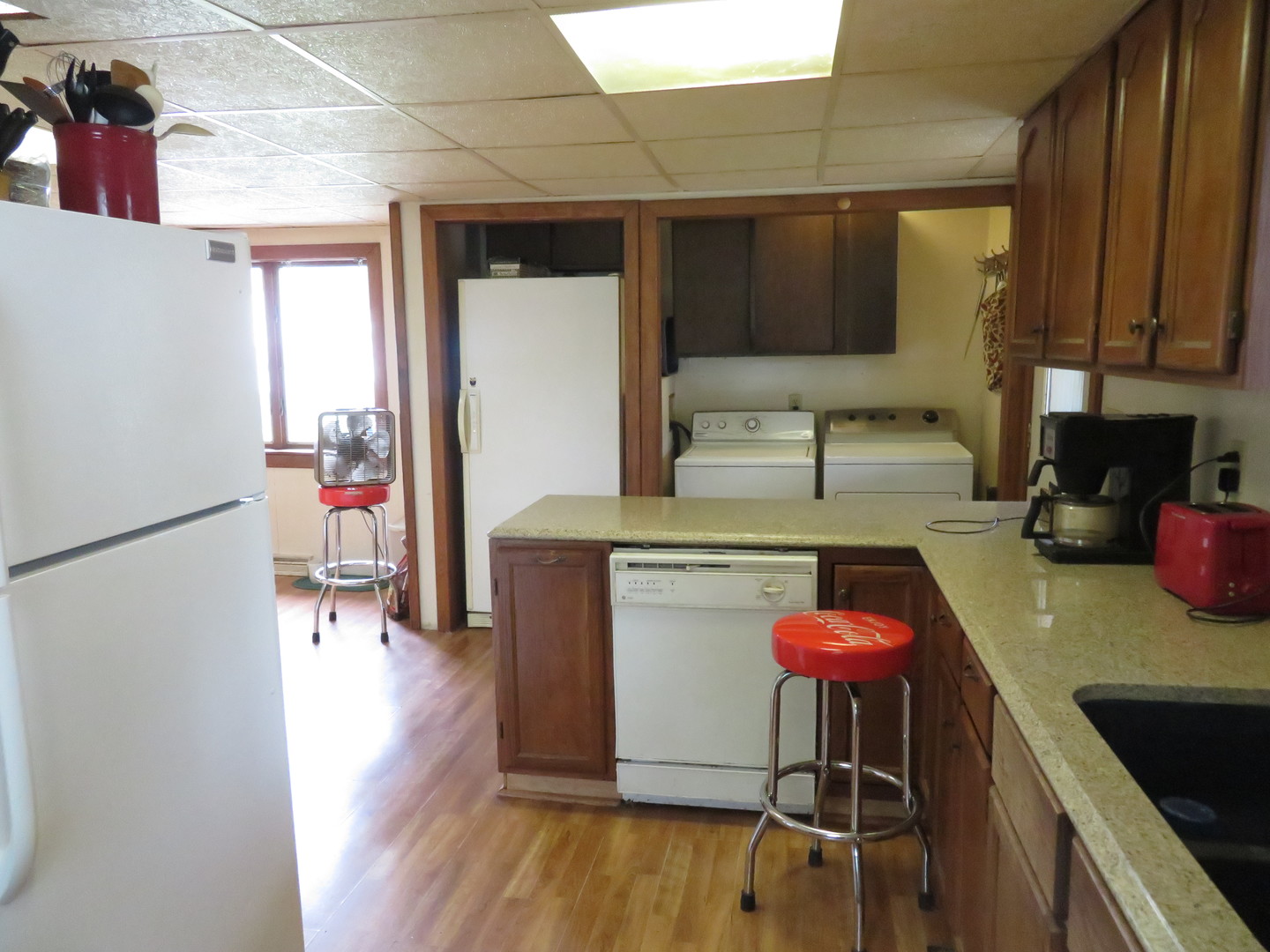 260 West Southmor Road Morris, IL 60450 - Photo 13 of 35 a kitchen with a table chairs refrigerator and a sink