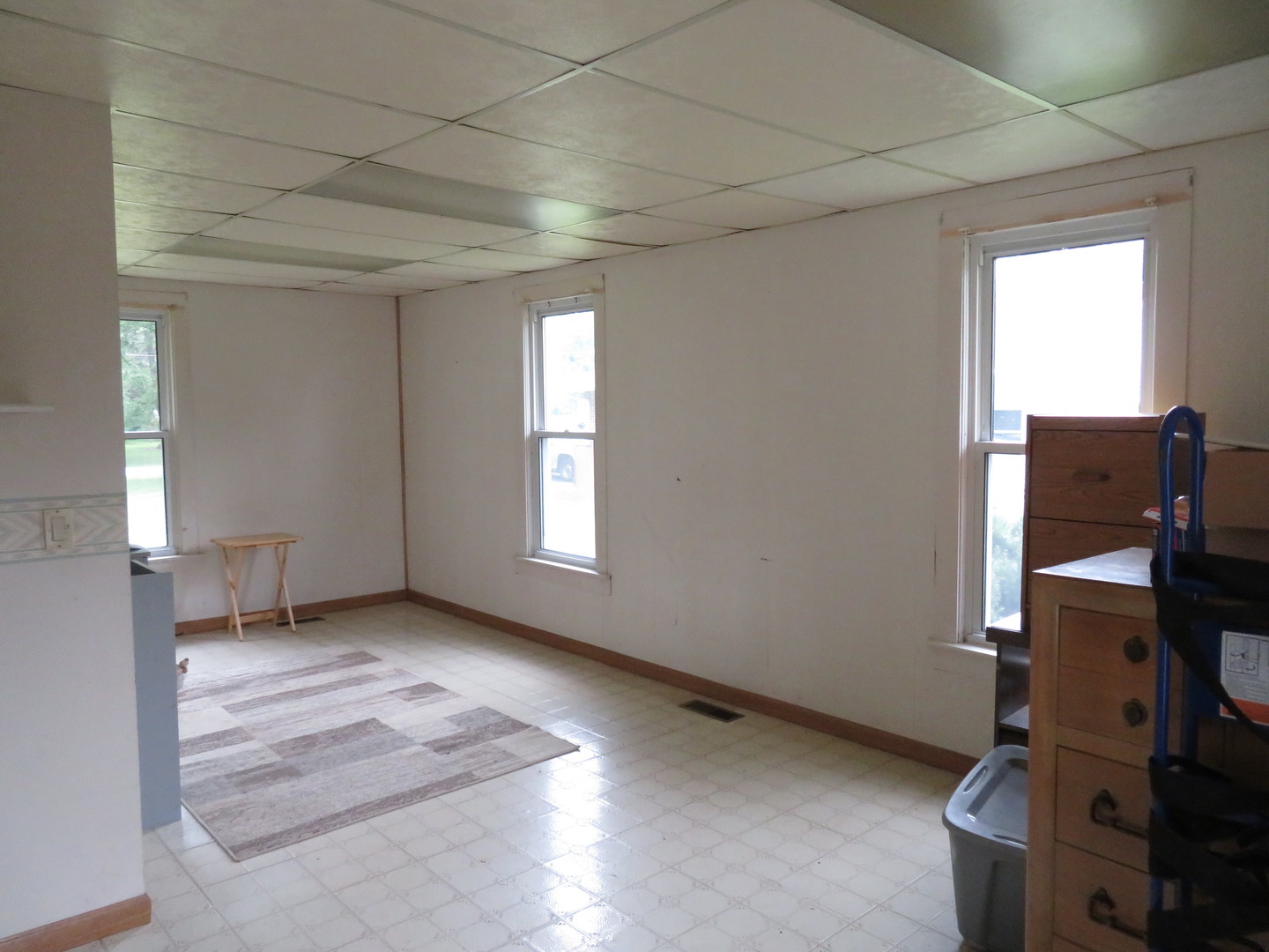 260 West Southmor Road Morris, IL 60450 - Photo 17 of 35 a view of an empty room and window