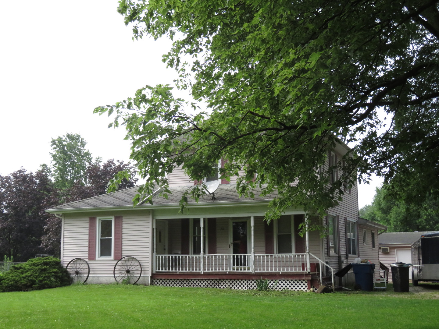 260 West Southmor Road Morris, IL 60450 - Photo 3 of 35 a view of a house with backyard porch and sitting area