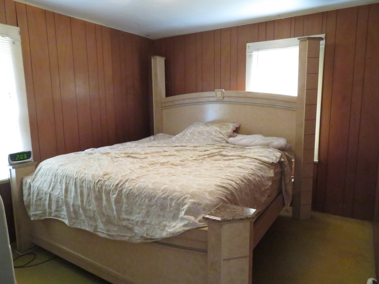 260 West Southmor Road Morris, IL 60450 - Photo 21 of 35 a bed sitting in a bathroom next to a window