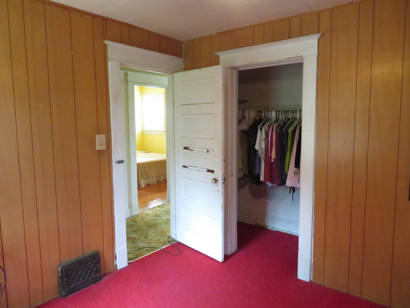 260 West Southmor Road Morris, IL 60450 - Photo 24 of 35 a view of a bedroom from a hallway