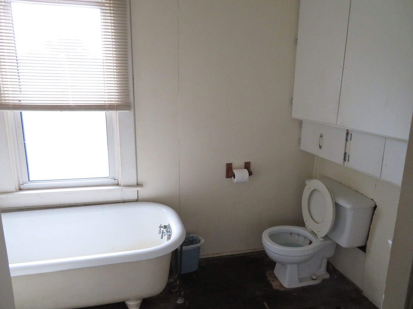 260 West Southmor Road Morris, IL 60450 - Photo 26 of 35 a bathroom with a toilet and a bathtub