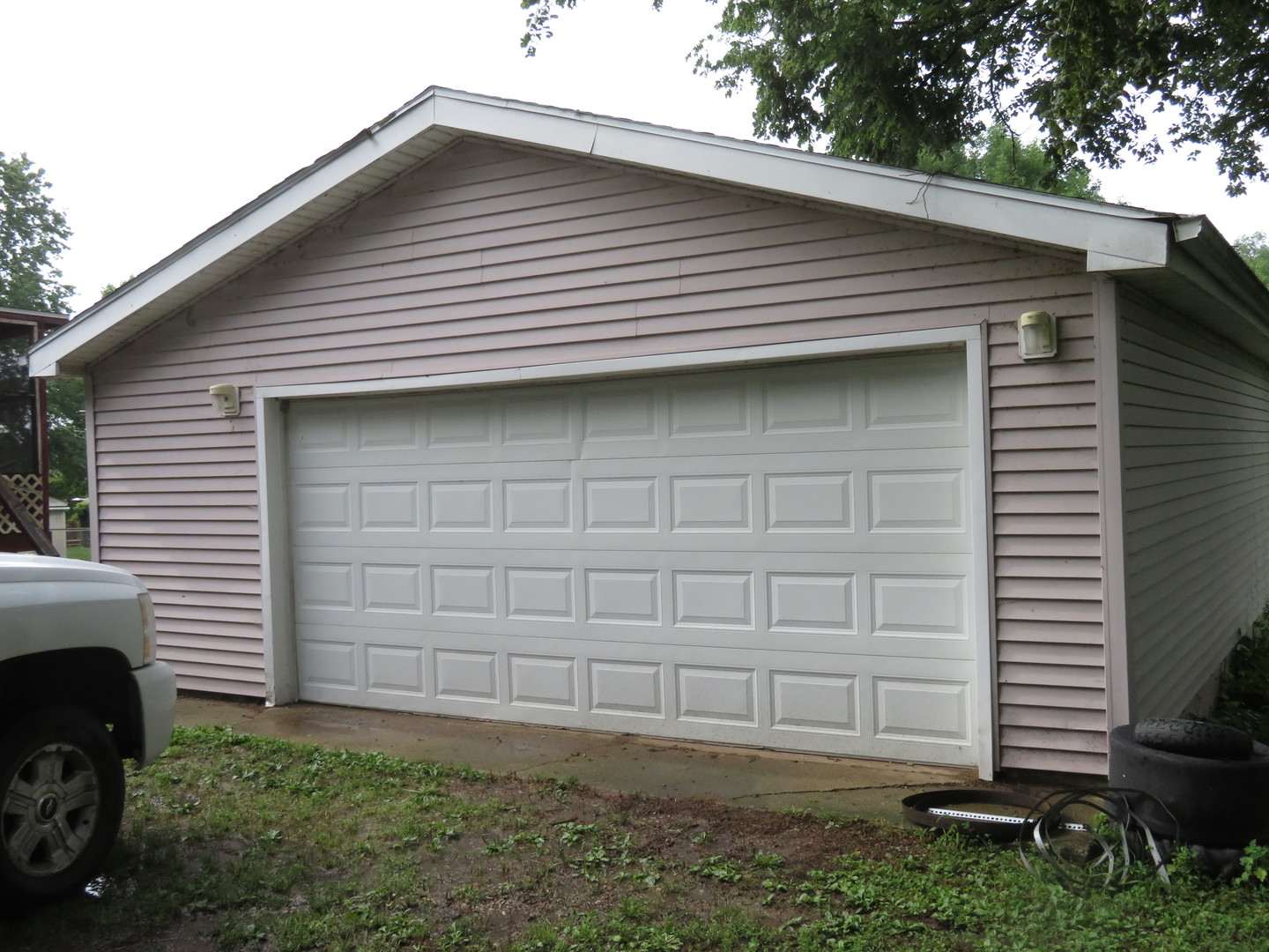260 West Southmor Road Morris, IL 60450 - Photo 4 of 35 a front view of a house with a yard